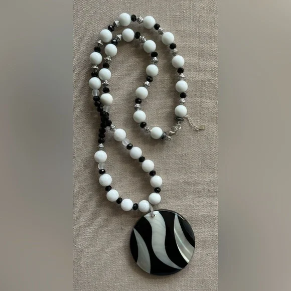 26-1/2 inch Black and White Mother of Pearl Long necklace - Picture 3 of 16